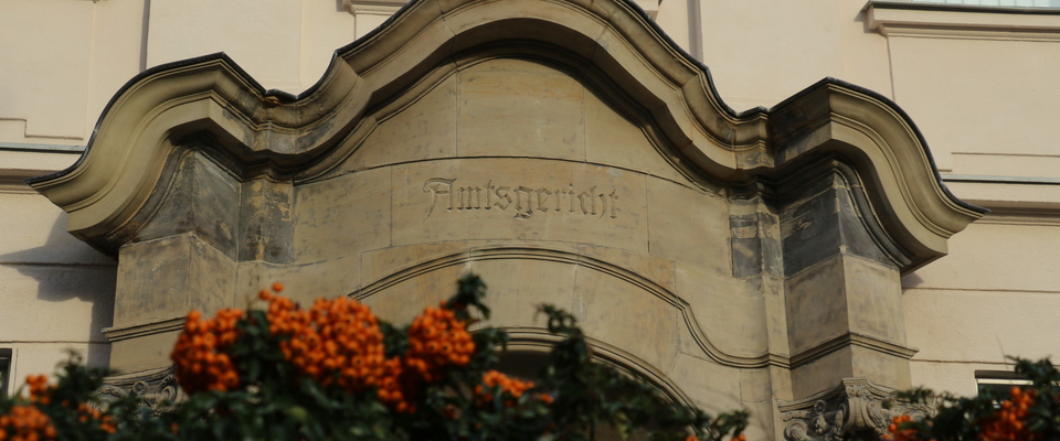 Schriftzug Altbau 2016 mit Blumen